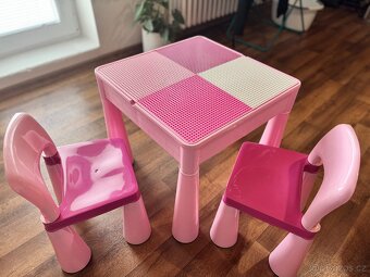 Dětský stoleček a 2 židličky - 2