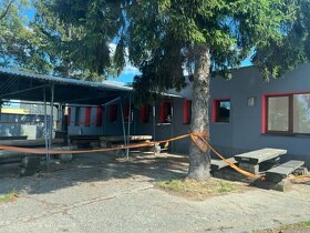 Nabízíme k pronájmu plochu s přístřeškem. - 2