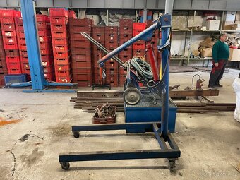 Prodám hydraulický zvedák na motory - 2