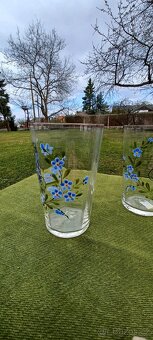 Dvě skleničky s poměnkami a monogramem - 2