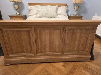 Dubova postel s nocnimi stolky - 2