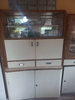 Dřevěný kredenc - 2