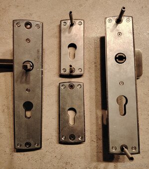 Bezpečnostní kování na dveře.Roteč-72mm. - 2