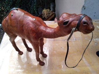 dve velke figurky-slon-velbloud - 2
