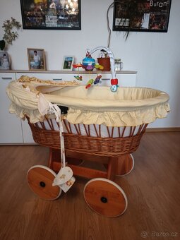 Proutěný košík na miminko s kolečky - 2