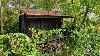 Pozemek s chatou o celkové výměře 725 m2, v obci Jenštejn, P - 2