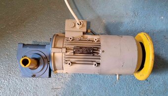 Elektromotor s převodovkou a brzdou - 2