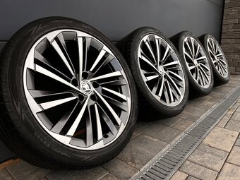 Originál Škoda Superb 235/40 r19 - 2