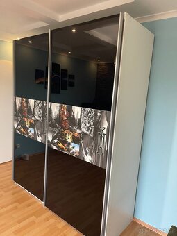 Velká šatní skříň s posuvnými dveřmi - 2