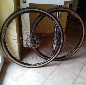 Gravel / Silniční kola Shimano na kotouče a pevné osy - 2
