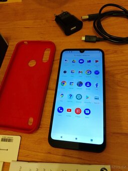 Mobilní telefon Motorola MOTO E6i červený (Electric Pink) - 2