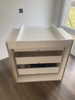 Prodáme komodu s přebalovacím pultem VOXMILK v bílé barvě - 2