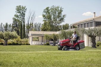 Zahradní traktor Honda HF2417 HM - 2
