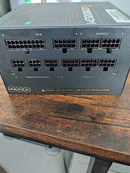 GIGABYTE UD1000GM- 19 měsíců záruka - 2