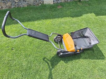 Vřetenová sekačka na trávu s košem Fiskars StaySharp™ Max - 2