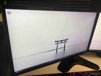 2x Samsung monitory společně s držákem - 2