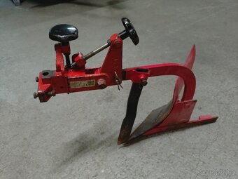 Vari jednostranný pluh pravý + nastavovací těleso NT3 - 2