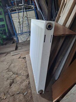 Deskový bílý radiátor - zánovní - 2