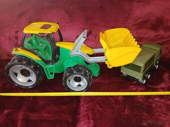 Traktor se lžící + Tatra T148 - 2