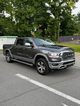 DODGE RAM Laramie 5.7 V8 HEMI—2020—KŮŽE—LED světla —95.000km - 2