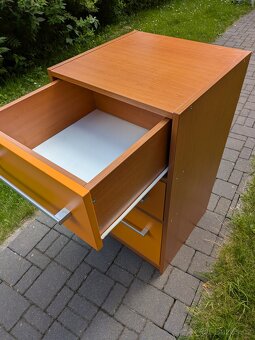Skříňka oranžová - 2