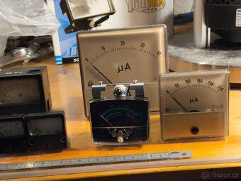 Analogovy voltmetr, ampermetr, budik, 17 kusů. - 2
