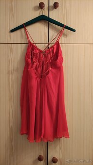 Mini červené šaty - 2