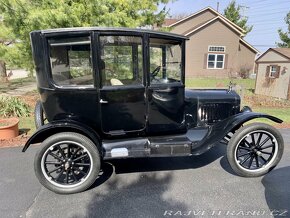 1922 Ford Model T Luxury Sedan - 2