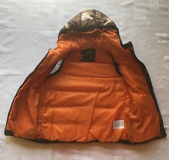Vesta na zip maskáčová s kapucí, zn. Chapter Young = 100 Kč - 2