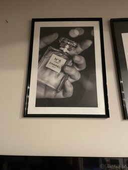 Zarámovaný plakát CHANEL – Elegantní dekorace 70 × 50 cm - 2