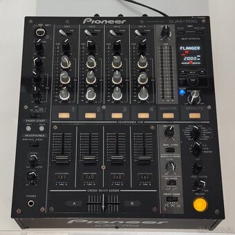 Pioneer DJM700 - 2