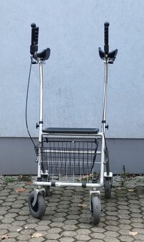 Předloketní čtyřkolové chodítko. - 2