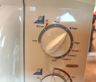 Starší plně funkční mikrovlnná trouba - 2