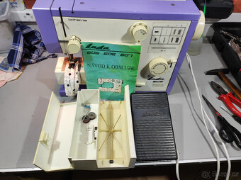 Čerstvě seřízený šicí stroj Lada - 2