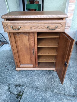 Rustikální komoda se zásuvkou . - 2