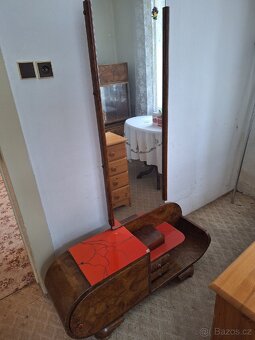 Sekretář a toaletka - 2