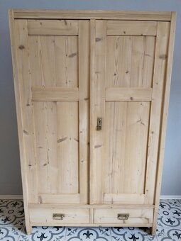 Stará, secesní skříň po renovaci - 2