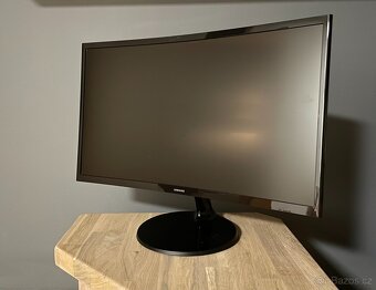 Herní PC s novou skříní a monitorem - 2