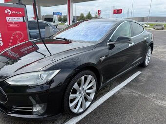 Tesla model S 85 free supercharger po repasu baterií - 2