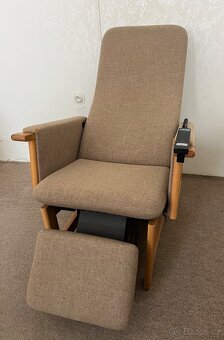 Polohovací elektrické křeslo pro seniory s podnožkou - 2