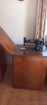 Šicí stroj skříňový - 2