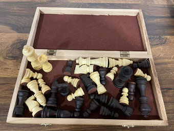 Dřevěná šachová deska plus figurky - 2