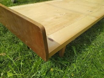 Prodám dřevěnou válendu 80x194 cm na nožičkách - 2