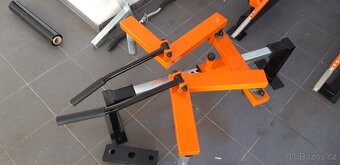 Upažování - stroj na cvičení ramen - 2