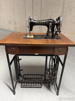 Starý šicí stroj LADA - 2