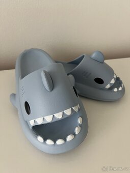Comfyfins Shark slide Pantofle, žabky - 2