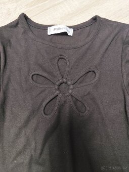 Černé triko s květinou - 2