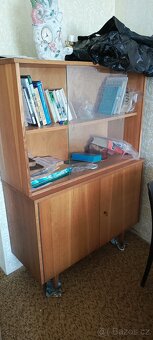 Dvě skříně s vitrínou - 2