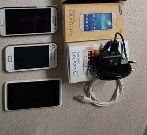 Sbírka starších telefonů Samsung a Asus - 2