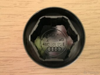 NOVÉ KRYTY ŠROUBŮ KOLA – ORIGINÁL AUDI, VW – 20kusů + KLEŠTĚ - 2